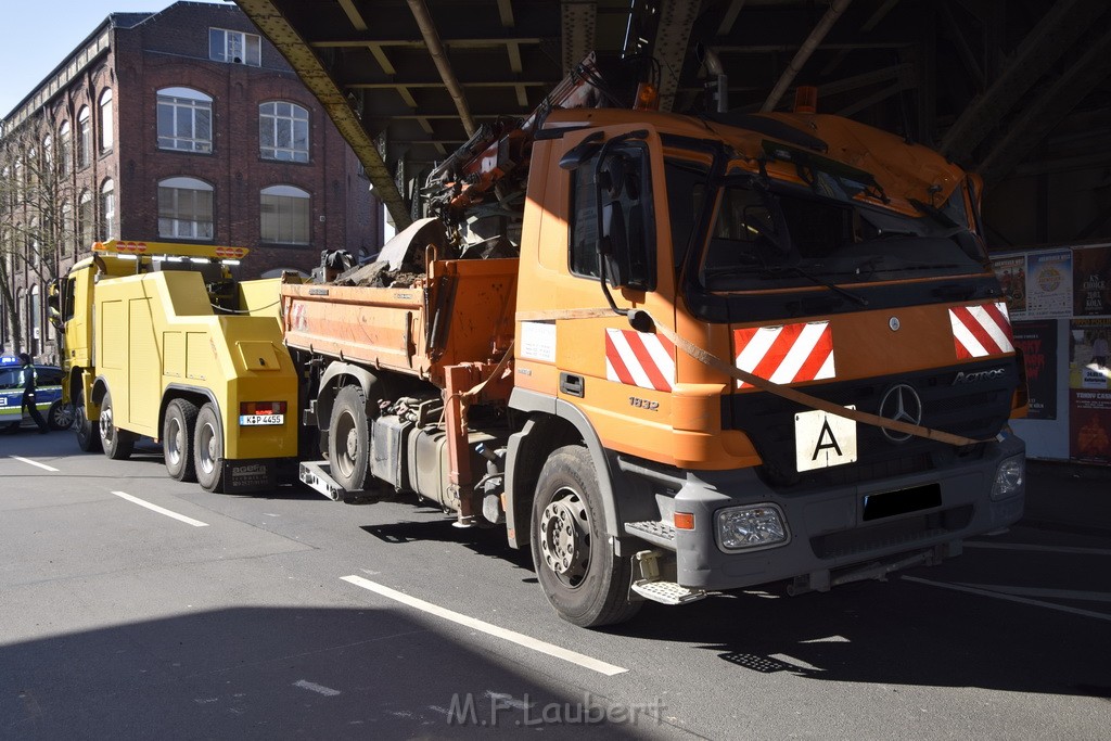 LKW blieb unter Bruecke haengen Koeln Deutz Deutz Muelheimerstr P173.JPG - Miklos Laubert